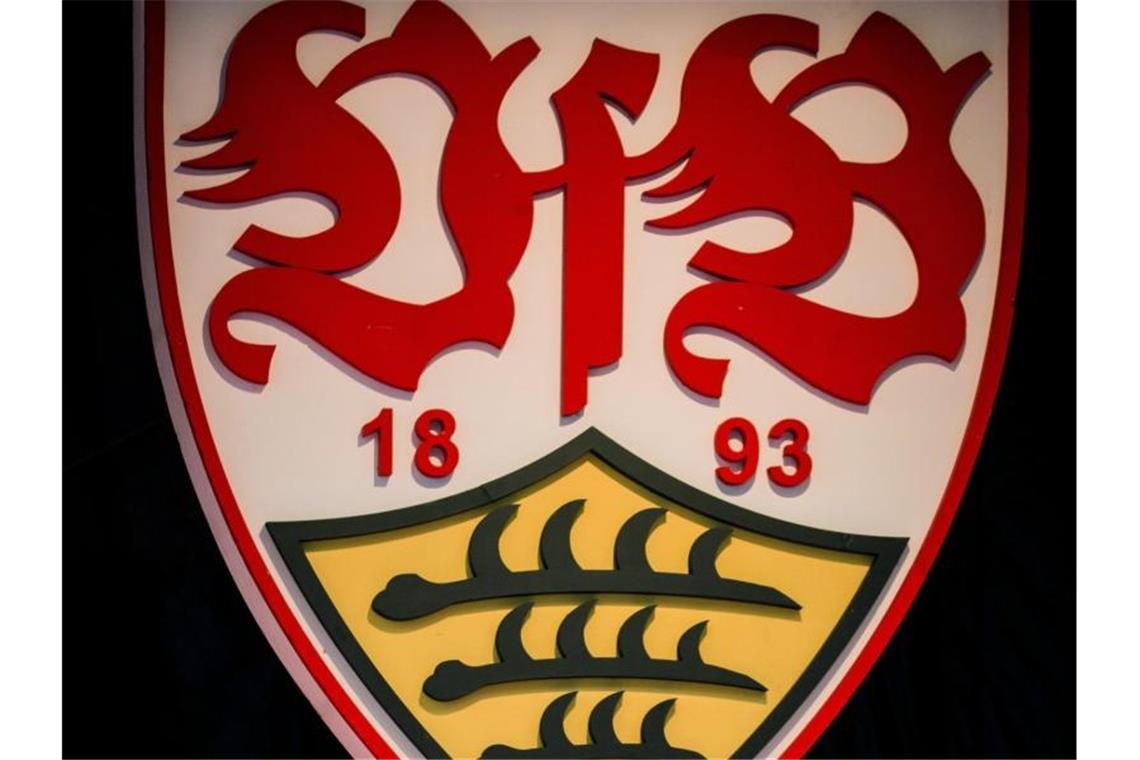 Das Wappen des VfB Stuttgart und Thomas Hitzlsperger sind zu sehen. Foto: Christoph Schmidt/dpa