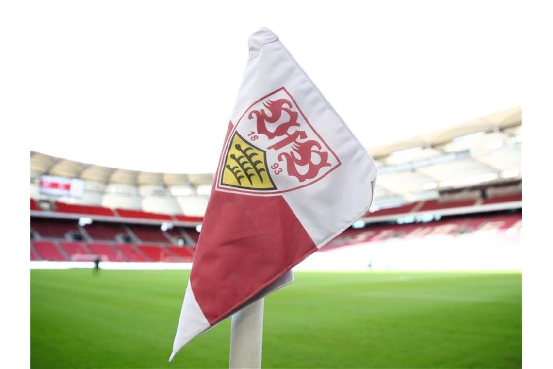 Das Wappen des VFB Stuttgart ist auf einer Eckfahne zu sehen. Foto: Tom Weller/dpa/Archivbild