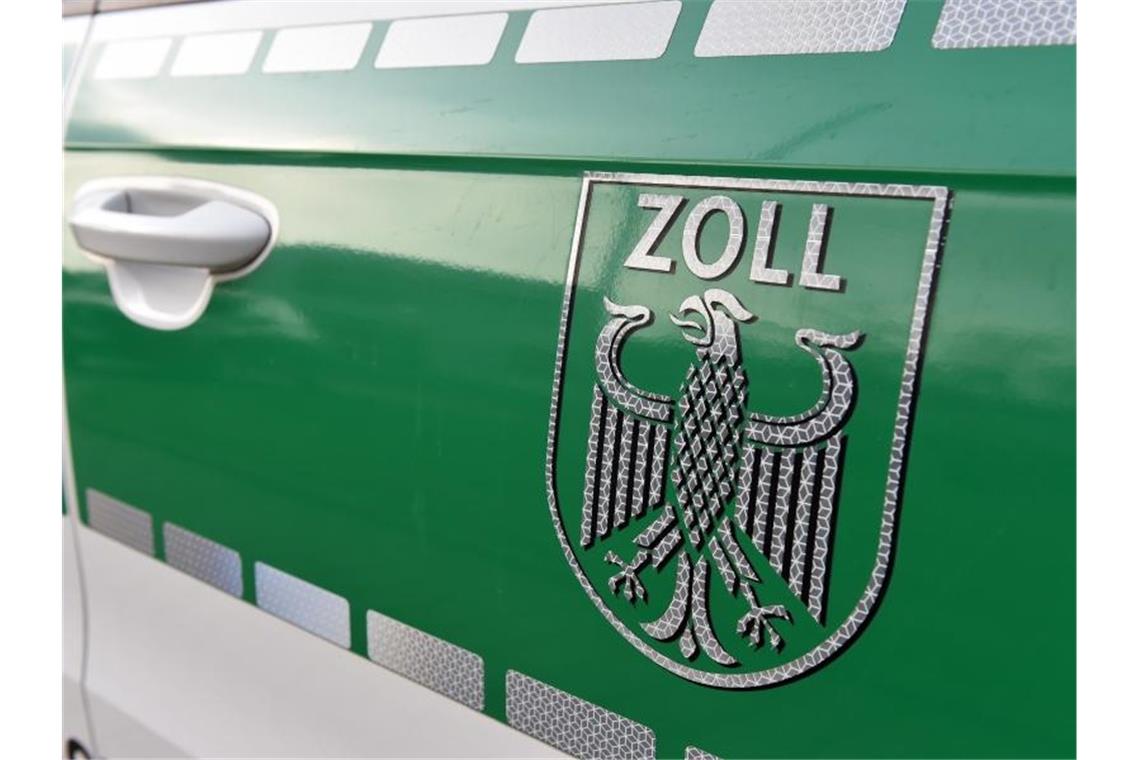 Das Wappen des Zolls ist auf einem Fahrzeug zu sehen. Foto: Caroline Seidel/dpa/Archivbild