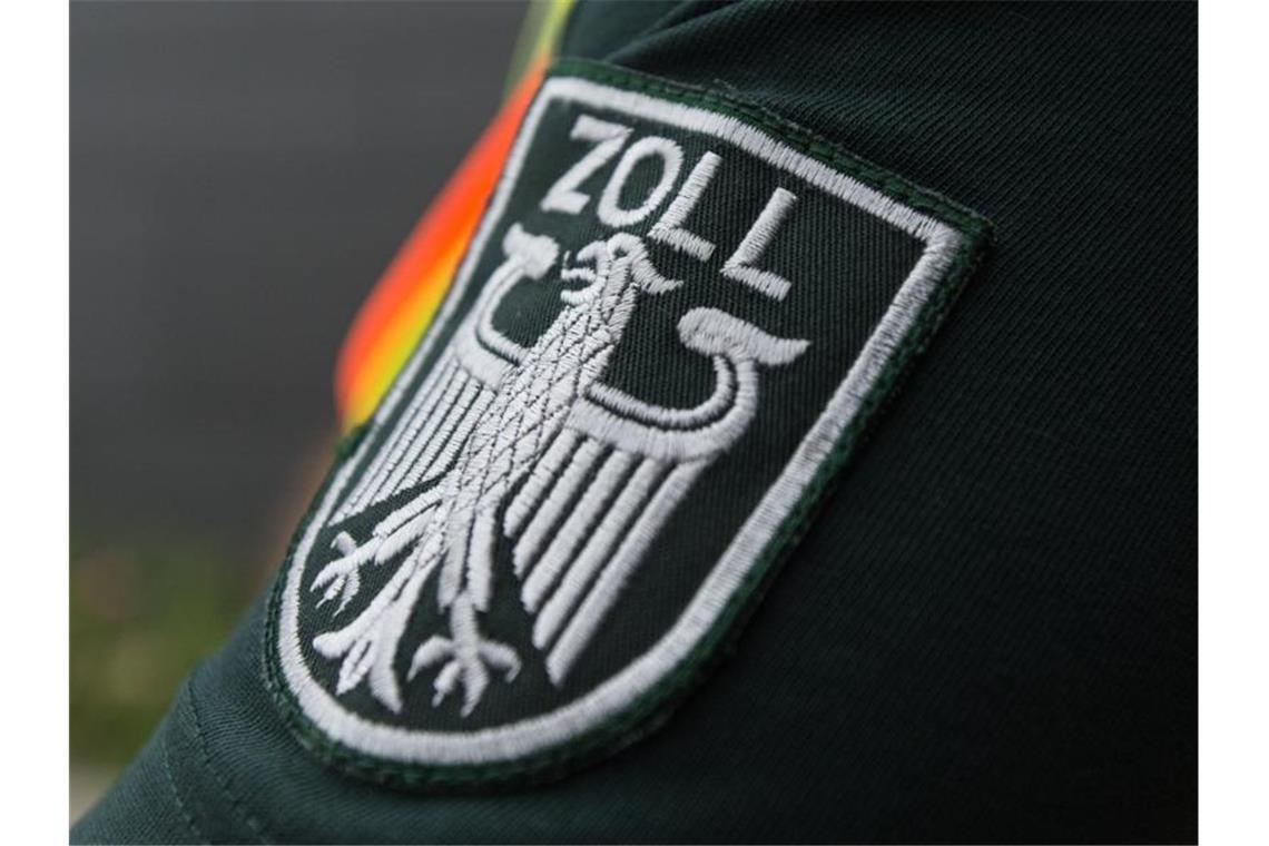 Das Wappen des Zolls ist auf einer Uniform zu sehen. Foto: picture alliance / dpa/Symbolbild