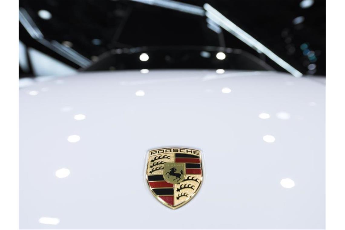 VW-Eigentümerholding Porsche SE rechnet mit mehr Gewinn Das Wappen mit dem Logo von Porsche auf der Motorhaube eines Porsches. Foto: Silas Stein/dpa/Symbolbild
