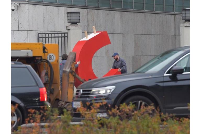 Das war es nur noch die DU: Zwei Männer schaffen den Buchstaben C aus dem Konrad-Adenauer-Haus in Berlin. Foto: Paul Zinken/dpa