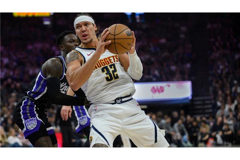 Das war nichts: Dennis Schröder (l) verlor mit Sacramento auch gegen die Denver Nuggets um Aaron Gordon.