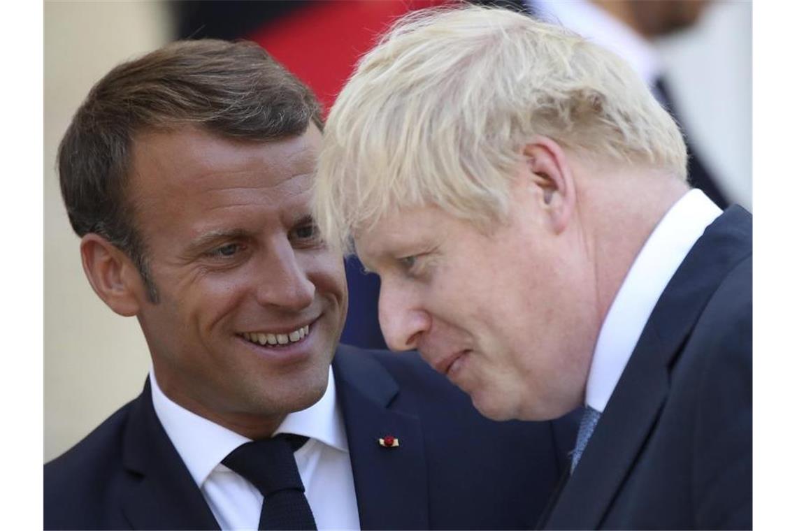 Das war nichts: Frankreichs Präsident Emmanuel Macron (l.) verabschiedet den britischen Premier Boris Johnson, der mit leeren Händen nach Hause reist. Foto: Daniel Cole/AP