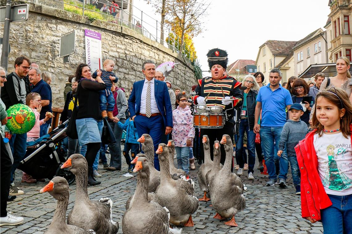 Das waren noch Zeiten: Dicht gedrängt haben sich die Besucher einstens an den Angeboten in der Innenstadt erfreut, etwa am Marsch der Gänse zum Gänsebrunnen. Das hauchte dem Gänsemarkt Seele ein. Und da das 2020 nicht möglich ist, ist die Absage folgerichtig. Archivfoto: A. Becher