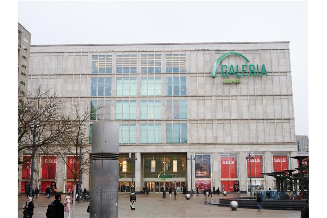 Warenhauskonzern Galeria erhält weitere staatliche Hilfen Das Warenhaus Galeria Karstadt Kaufhof am Berliner Alexanderplatz. Foto: Annette Riedl/dpa