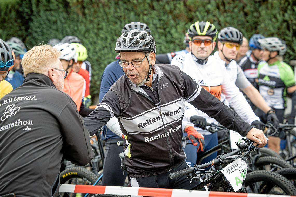 Das Warten auf den Start nutzt Ingo Künzel zu einem Plausch mit Uwe Bossert. Der...
