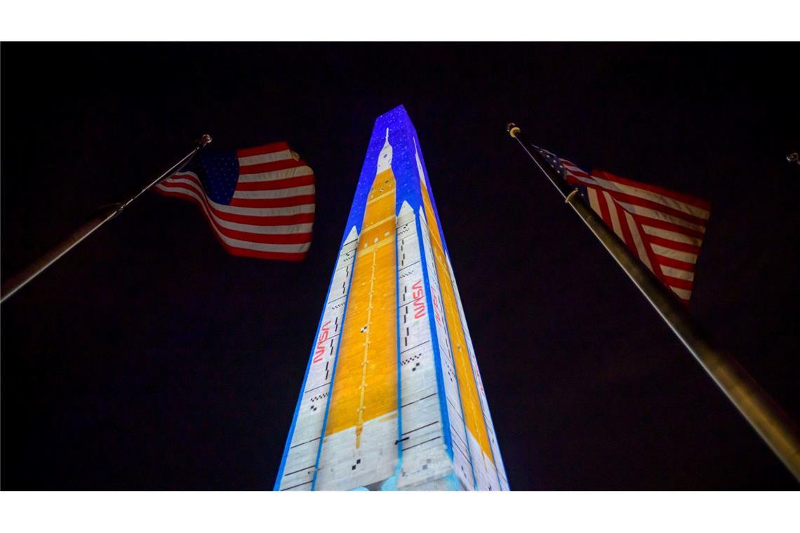 Das Washington Monument wird mit Bildern beleuchtet.