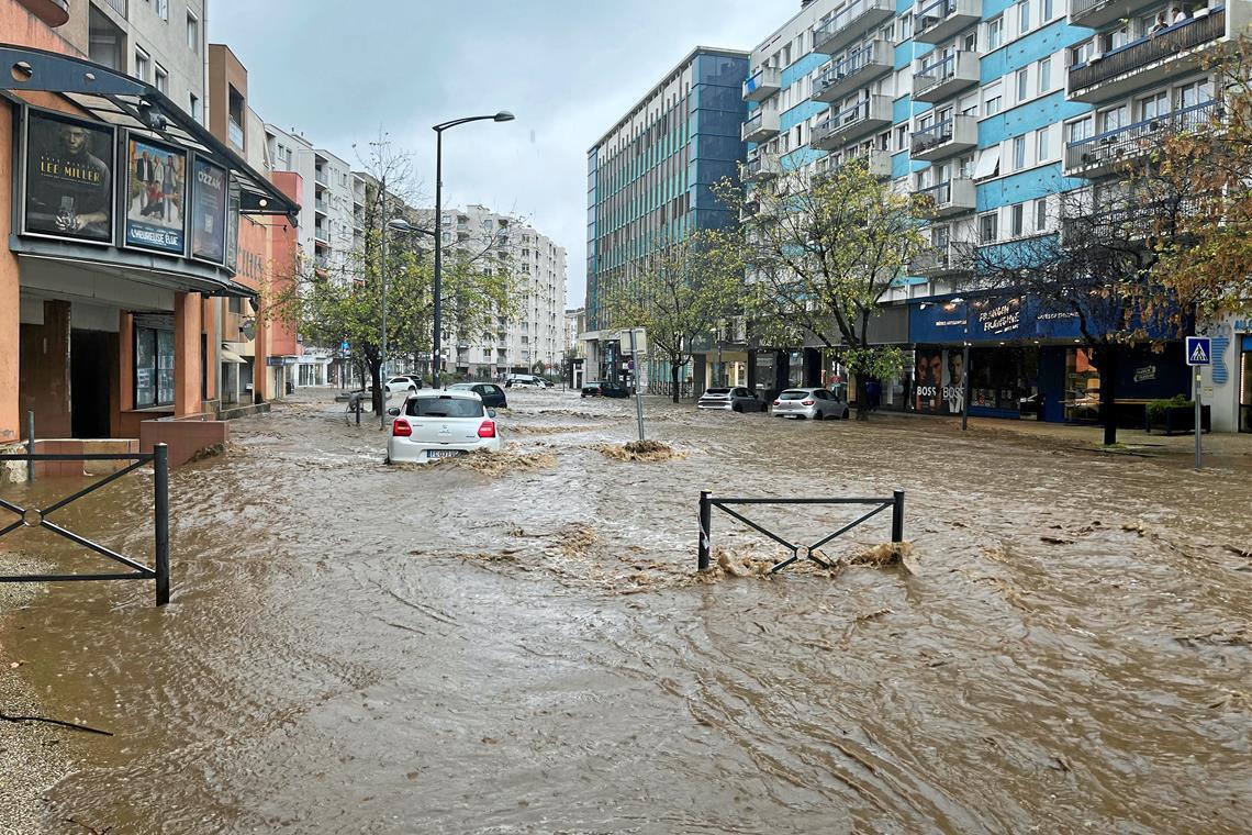 Schwere Überschwemmungen in Annonay Das Wasser bahnt sich seinen Weg durch die Innenstadt von Annonay. Fotos: privat