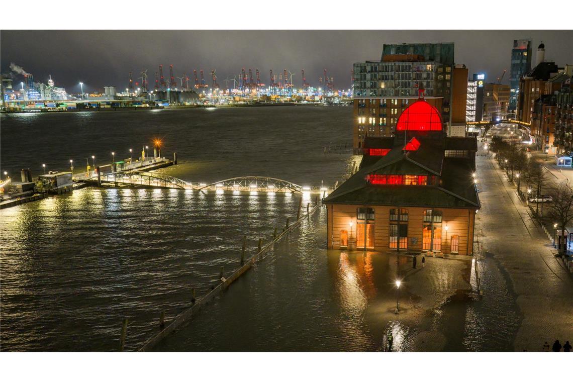 Das Wasser der Elbe drückt bei Hochwasser und einer Sturmflut auf den Hamburger Fischmarkt