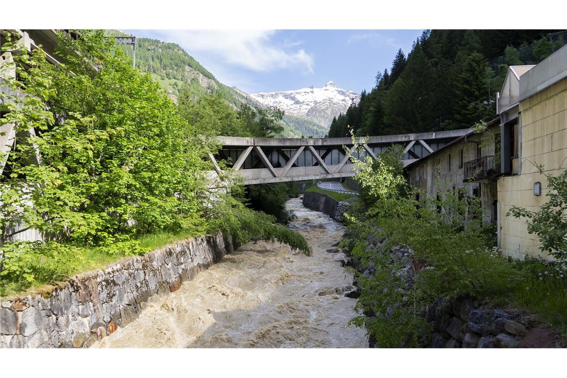 Nach Gletscherabbruch: Gestauter See läuft ab Das Wasser der Lonza rauscht wieder im unteren Tal.