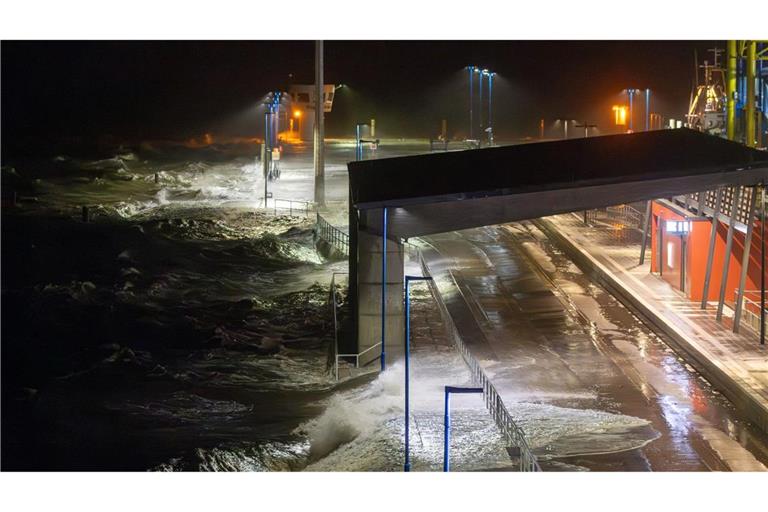 Das Wasser der Nordsee drückt bei Sturm auf den Fährhafen Dagebüll.