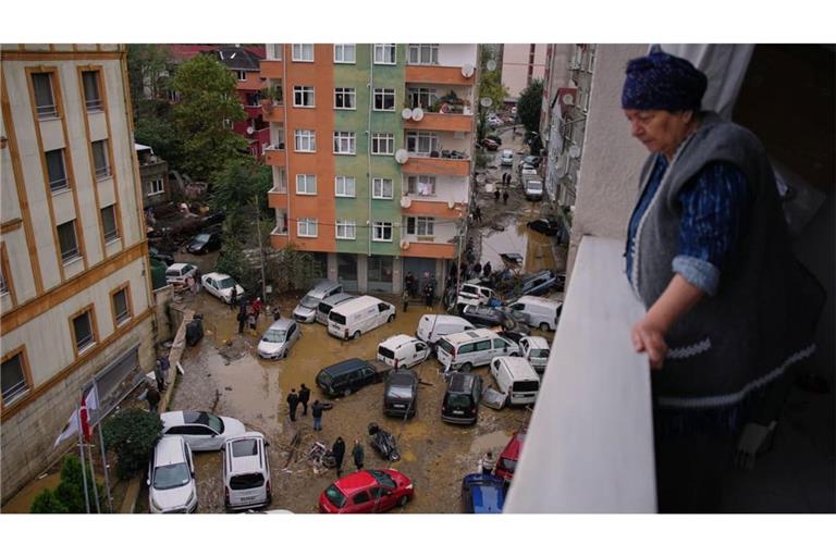 Das Wasser in Istanbul riss auch Autos mit und richtete auf seinem Weg enorme Zerstörungen an.