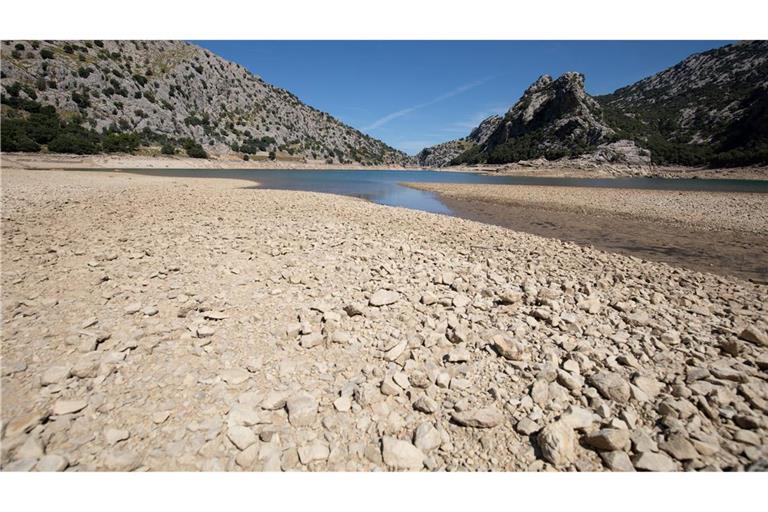 Das Wasserreservoir Gorg Blau im Tramuntana-Gebirge, das Palma auf Mallorca versorgt, war im September recht leer. (Archivbild)