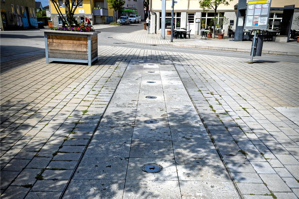 Das Wasserspiel auf dem Sulzbacher Marktplatz ist abgeschaltet, weil die Verdunstung des Trinkwassers in der aktuellen Hitzeperiode zu hoch ist. Foto: Alexander Becher