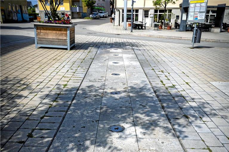 Das Wasserspiel auf dem Sulzbacher Marktplatz ist abgeschaltet, weil die Verdunstung des Trinkwassers in der aktuellen Hitzeperiode zu hoch ist. Foto: Alexander Becher