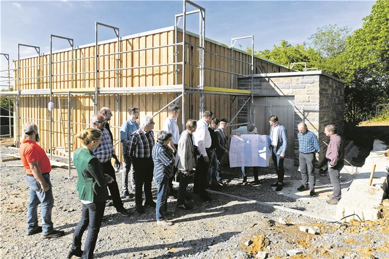 Das Wasserwerk im Hohholz ist im Rohbau so gut wie fertig. Es befindet sich nahe dem alten Hochbehälter und der Forchenanlage. Bei einem Vor-Ort-Termin machte sich der Weissacher Gemeinderat jetzt ein Bild vom Fortgang der Arbeiten. Foto: J. Fiedler