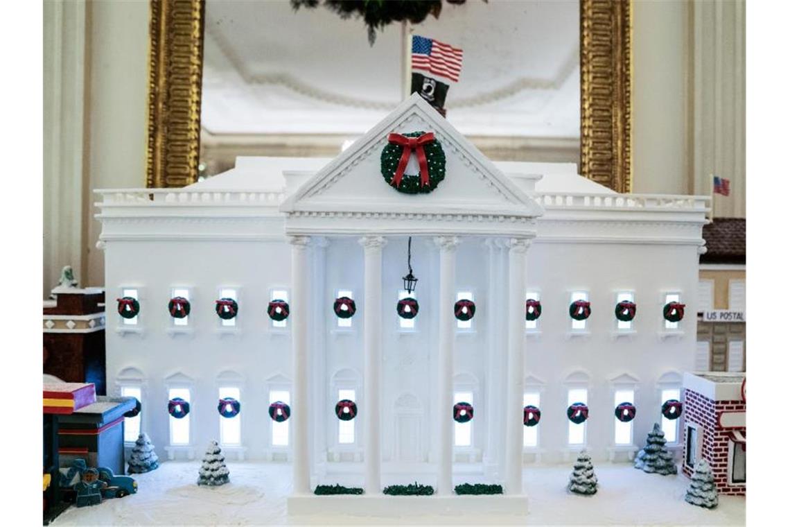 Üppige Weihnachtsdekoration im Weißen Haus Das Weiße Haus als Lebkuchen-Miniatur. Foto: Evan Vucci/AP/dpa