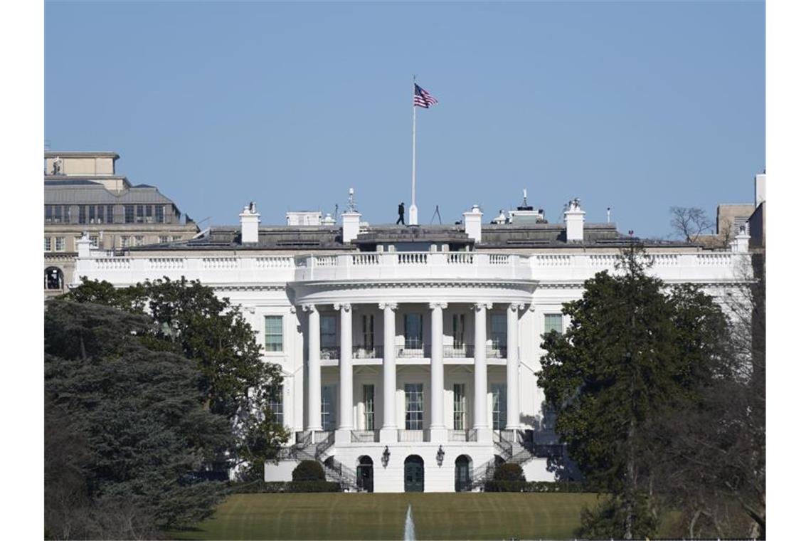Auch USA belegen russische Zentralbank mit Sanktionen Das Weiße Haus in Washington. US-Bürgern und Institutionen sind ab sofort Transaktionen mit der russischen Zentralbank verboten. Foto: Patrick Semansky/AP/dpa
