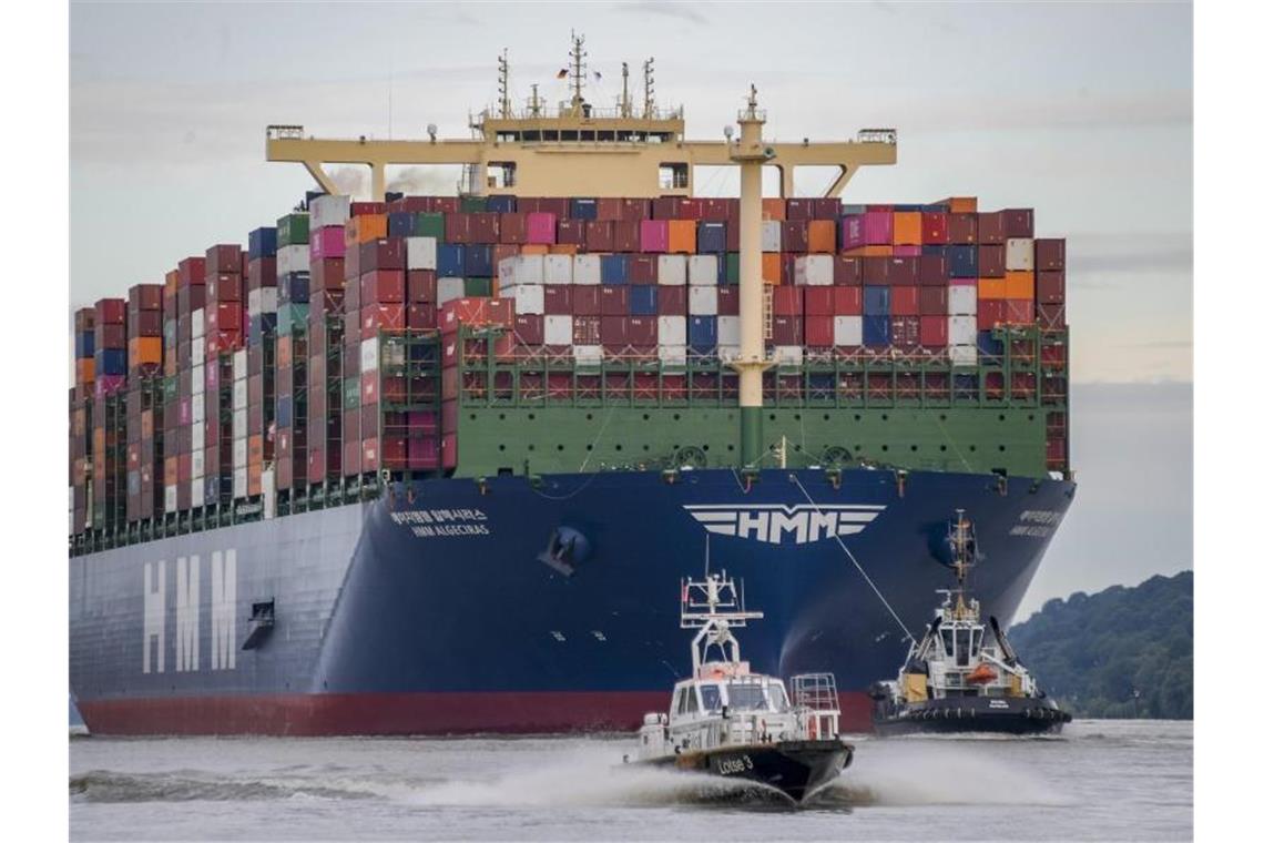 Größtes Containerschiff der Welt in Hamburg begrüßt Das weltgrößte Containerschiff „HMM Algeciras“ wird auf seiner Jungfernfahrt von Schleppern in den Hamburger Hafen gezogen. Foto: Axel Heimken/dpa