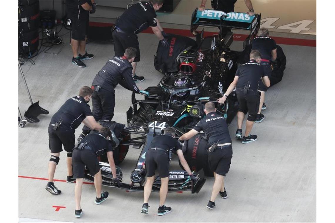 Corona-Fall bei Mercedes: Hamilton zeigt sich besorgt Das Weltmeister-Team Mercedes vermeldete einen Corona-Fall. Foto: Yuri Kochetkov/Pool EPA/AP/dpa