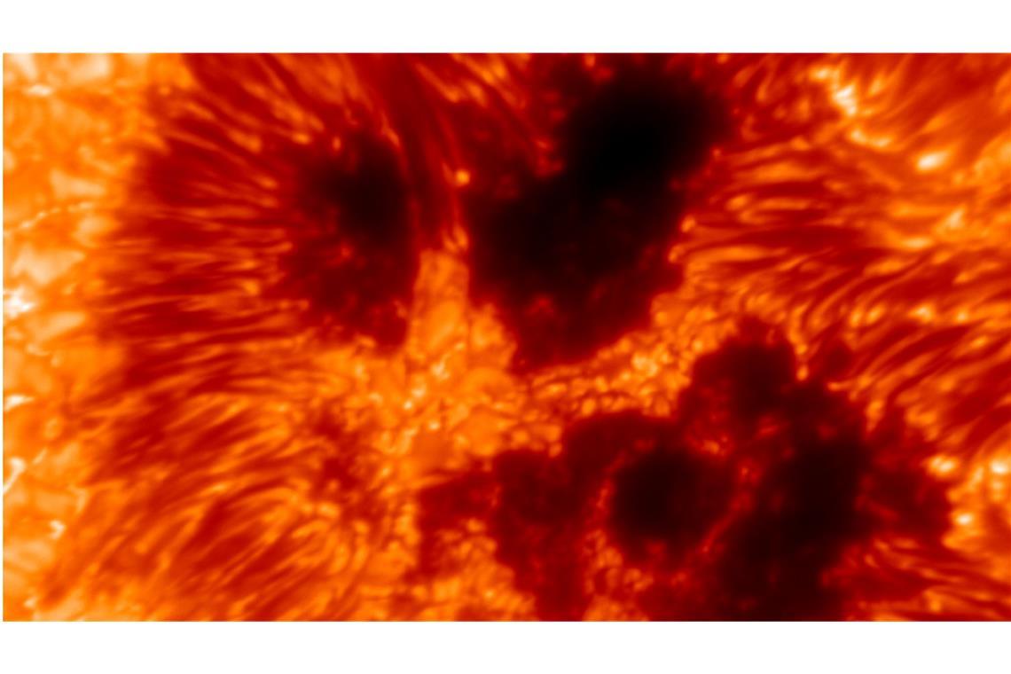 So sieht es auf der Sonne wirklich aus Das weltweit größte Sonnenteleskop, das „Inouye Solar Telescope“ der National Science Foundation (NSF), steht auf einem Vulkan auf Hawaii. Nach fast 15 Jahren Vorbereitungszeit hat das deutsche Instrument für das Inouye-Sonnenteleskop, der Visible Tunable Filtergraph (VTF), nun seine ersten Bilder von der Sonne aufgenommen.