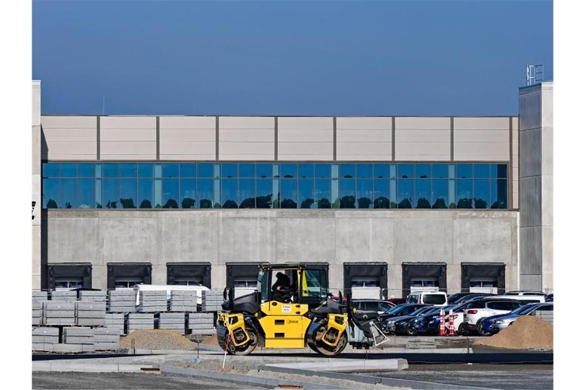 Brandenburg: Start der Tesla-Produktion noch im März Das Werk steht bereits: Die Tesla Fabrik Berlin Brandenburg. Foto: Patrick Pleul/dpa