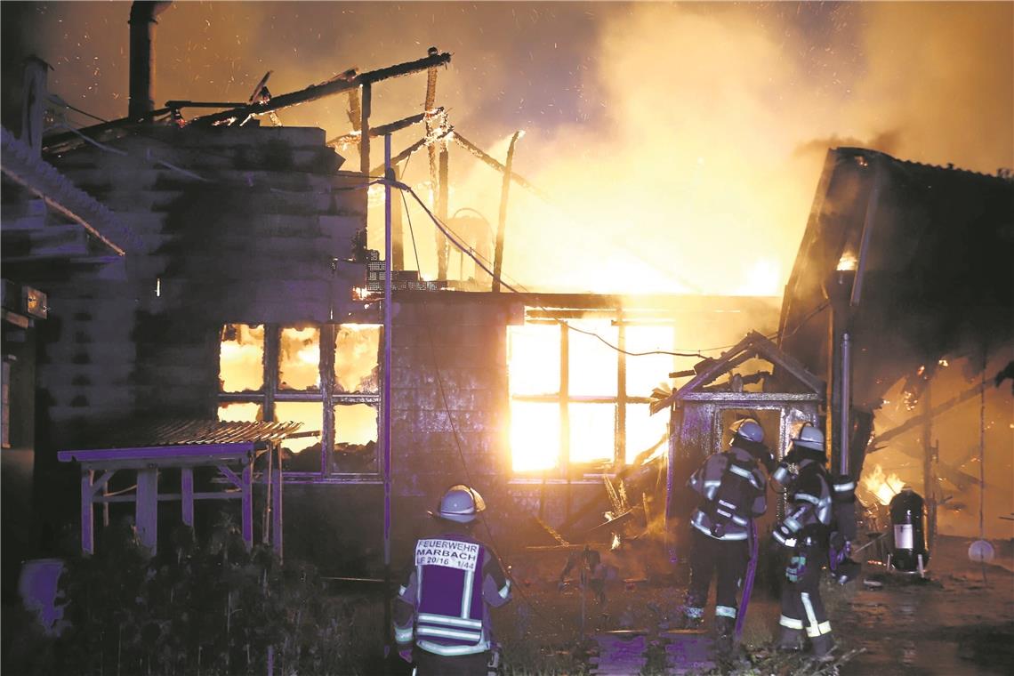 200000 Euro Sachschaden bei Brand in Rielingshausen Das Werkstattgebäude in Rielingshausen stand lichterloh in Flammen, als die Feuerwehr vor Ort eintraf. Foto: 7aktuell/S. Adomat