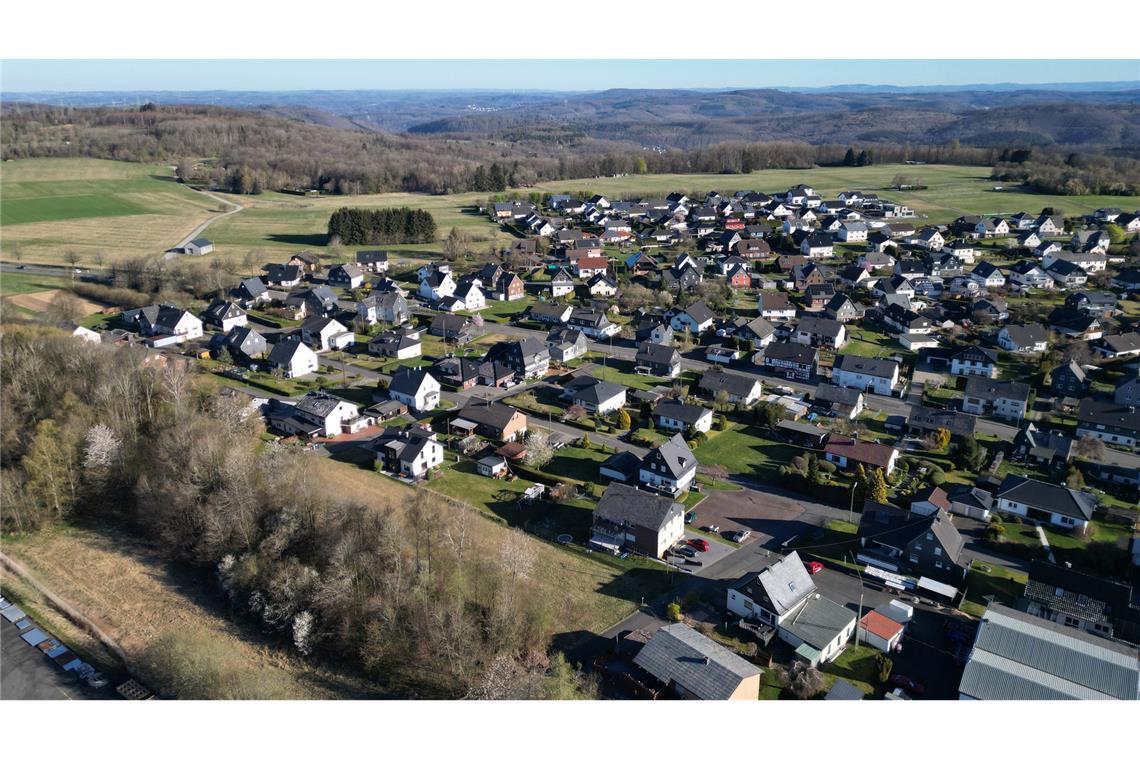 Mann aus Nachbardorf als mutmaßlicher Dreifachmörder gesucht Das Westerwalddorf Weitefeld hat fast 2.300 Einwohner.