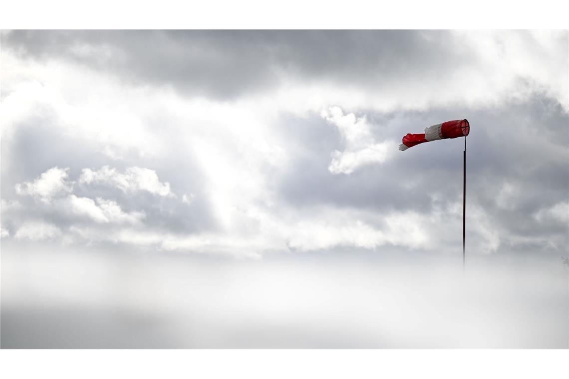 Das Wetter bleibt stürmisch - vor allem an der Küste und auf den Bergen.