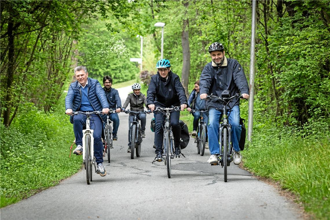 Eine Radtour zum Abschied Das Wetter hielt und so konnte Ian Schölzel (links) gemeinsam mit Mitgliedern der Verwaltung und des Gemeinderats sowie Bürgerinnen und Bürgern die Abschiedstour auf dem Rad bestreiten. Fotos: A. Becher