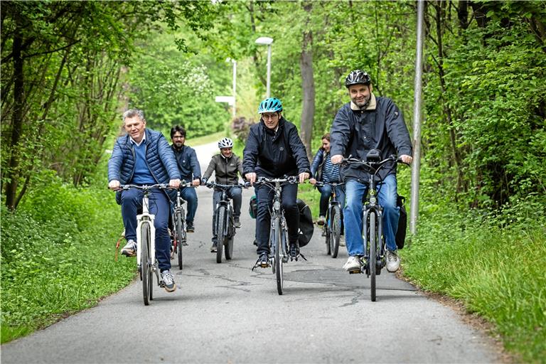 Das Wetter hielt und so konnte Ian Schölzel (links) gemeinsam mit Mitgliedern der Verwaltung und des Gemeinderats sowie Bürgerinnen und Bürgern die Abschiedstour auf dem Rad bestreiten. Fotos: A. Becher