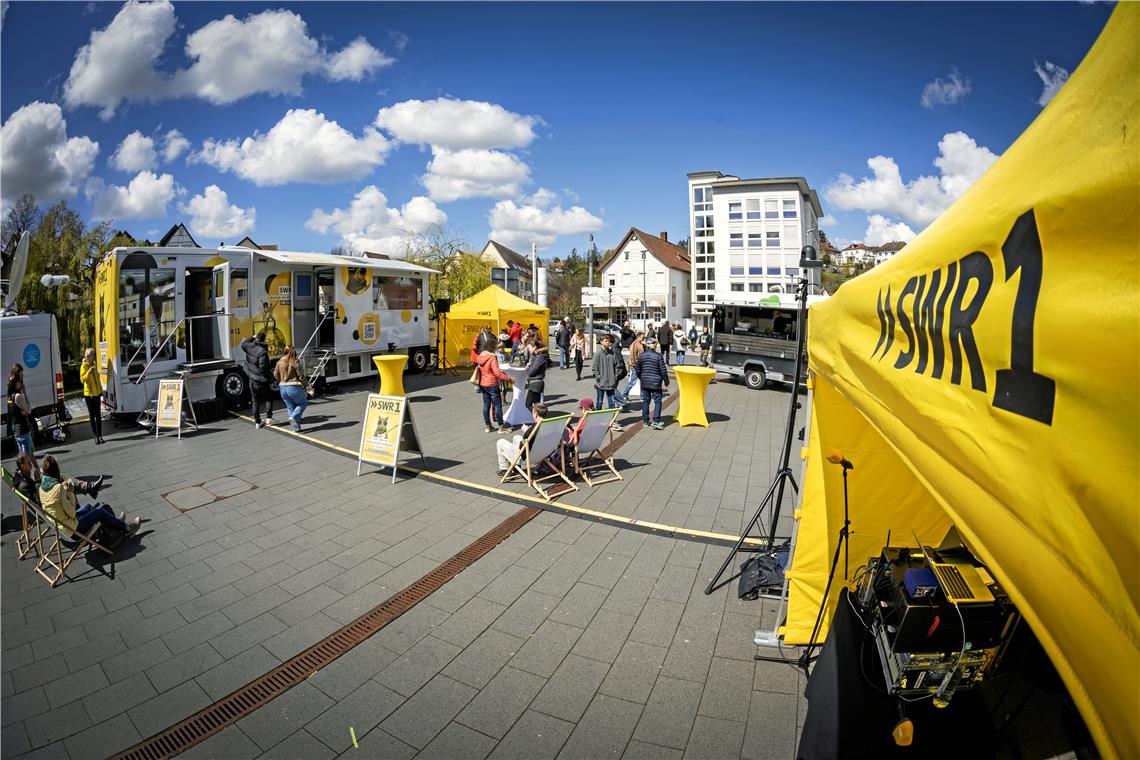 An der Murrtreppe in Backnang wird Radio gemacht Das Wetter meint es gut mit dem Radioteam, das an der Bleichwiese einen Stopp eingelegt hat. Viele Passanten werfen einen Blick in das Studio im Truck. Fotos: Alexander Becher
