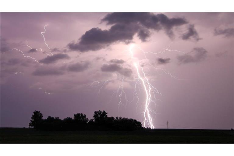 Das Wetter wird ungemütlich. Regionen in der Südhälfte müssen sich auf starke Gewitter einstellen.