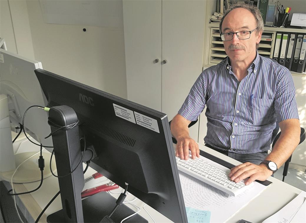 Das wichtigste Arbeitsgerät für Horst Häfele: Der Computer. Foto: Y. Weirauch