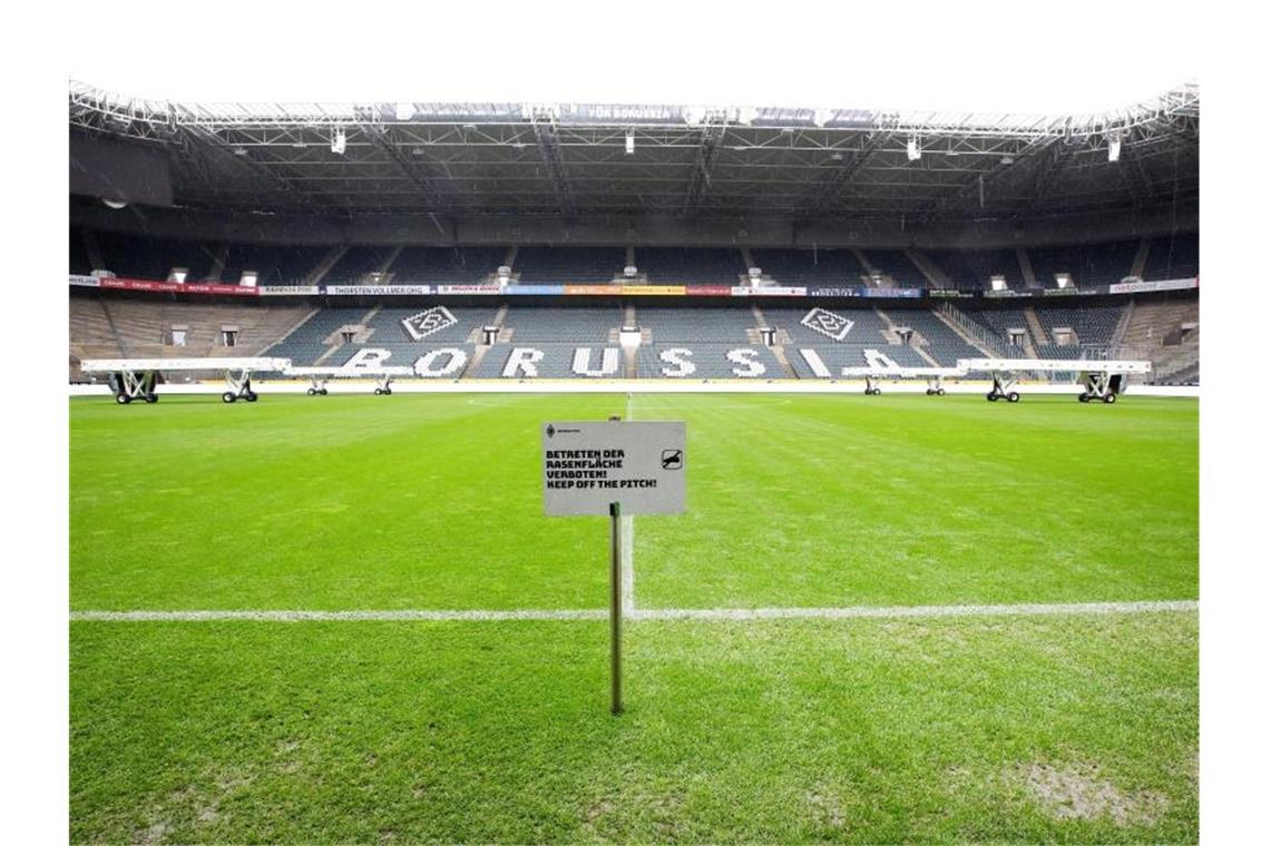 Das Wiederholungsspiel zwischen Borussia Mönchengladbach und dem 1. FC Köln findet in einem Borussia-Park ohne Zuschauer statt. Foto: Roland Weihrauch/dpa