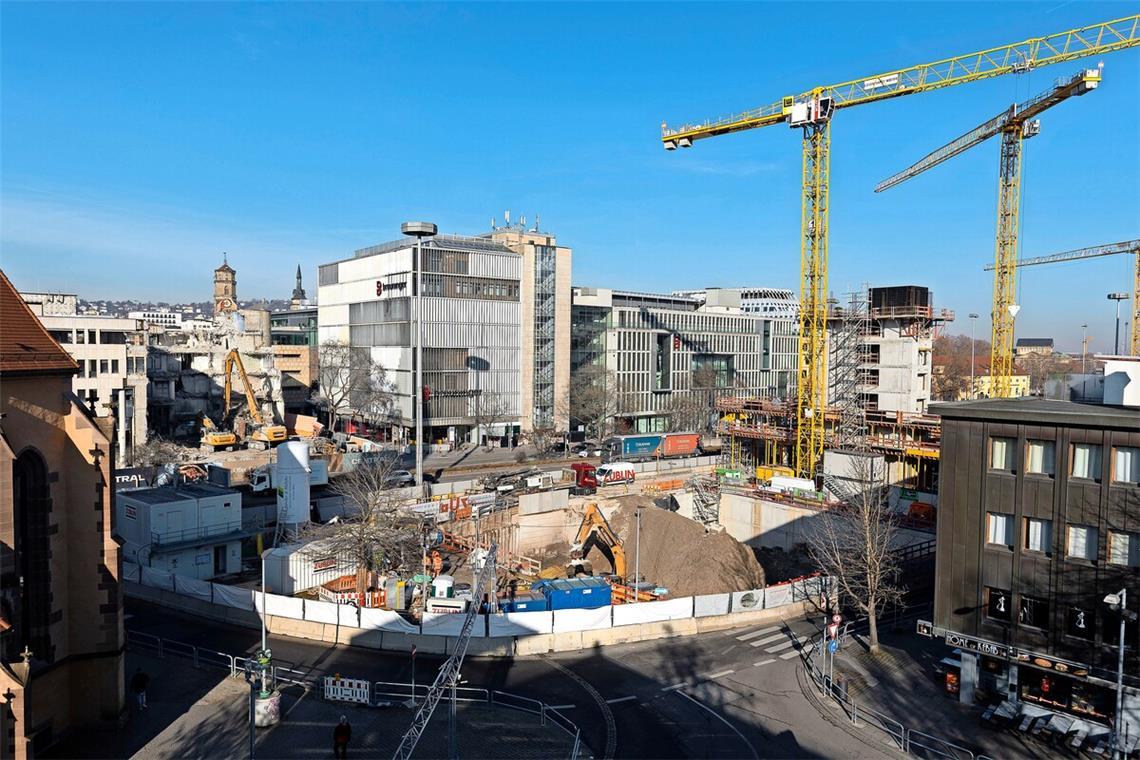 Das Wiener Büro Delugan Meissl hat das den Neubau am Leonhardsplatz konzipiert, eine tiefe Grube ist ausgehoben.