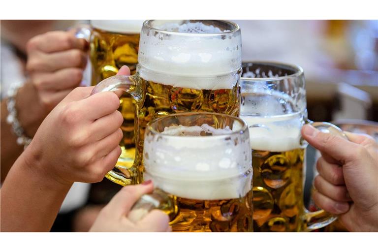 Das Wiesnbier wird eigens für das Volksfest gebraut und ist mit etwa sechs Prozent Alkoholgehalt besonders stark. (Archivbild)