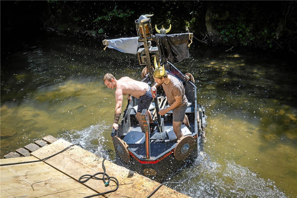 Das Wikinger-Boot schwimmt und die tapferen Männer sind darüber glücklich.