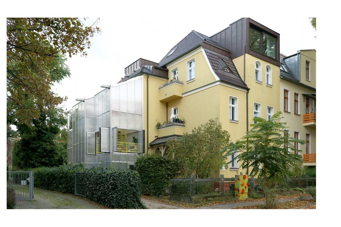 Das „Wintergartenhaus“ in Berlin von Supertype Group Berlin. „Die leichte, offene Struktur des Anbaus überzeugt durch eine einfache Konstruktion, fließende Raumabfolgen und die gezielte Überlagerung von Architektur und Vegetation“, lobte die Jury.
