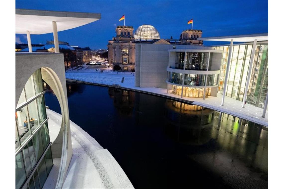 Das winterliche Regierungsviertel in Berlin. Foto: Kay Nietfeld/dpa/Symbolbild