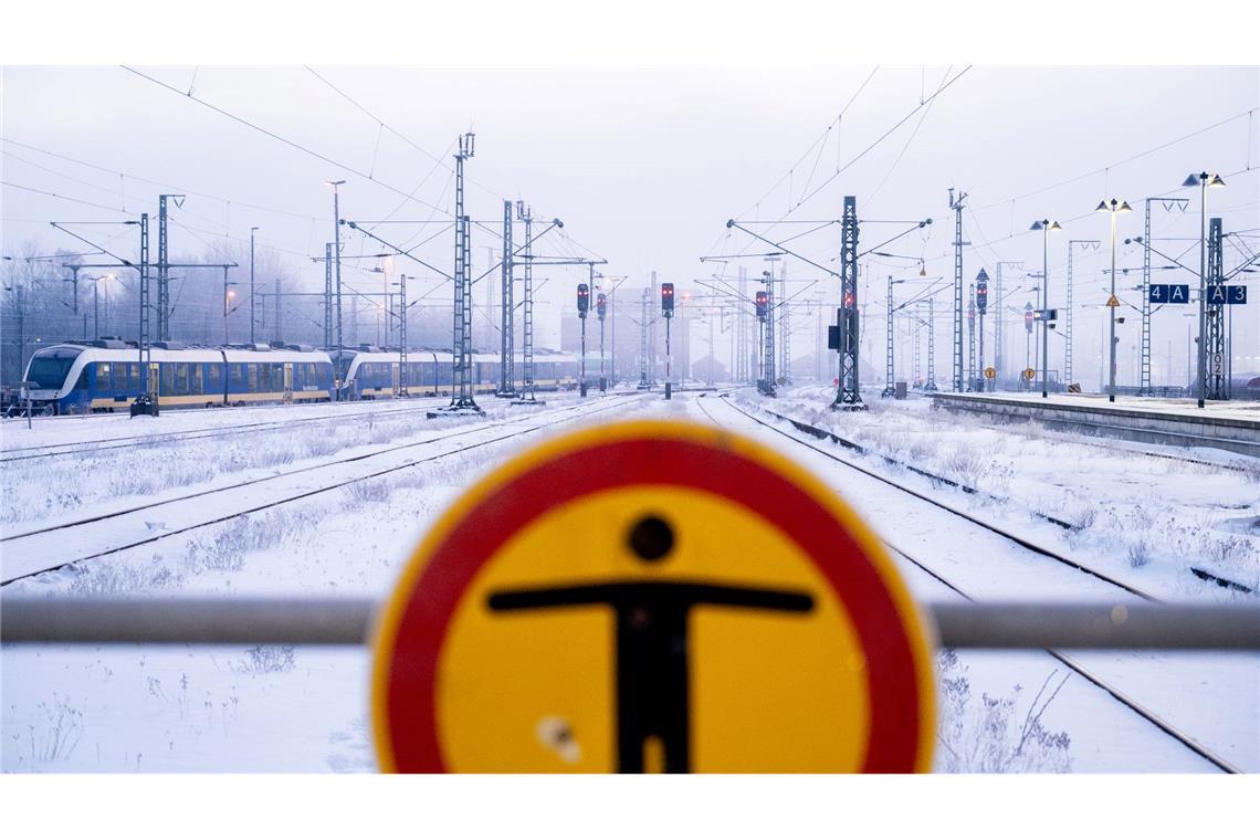 Das Winterwetter hat den Bahnverkehr schwer getroffen.
