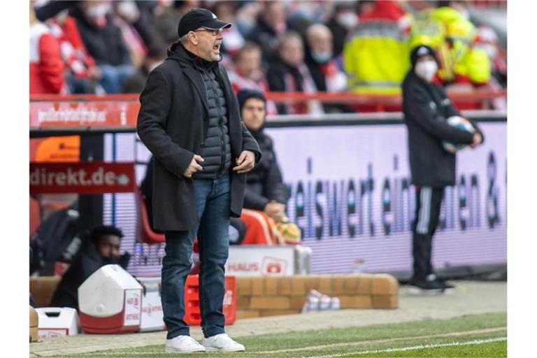 „Das wird ein ganz schweres Spiel für uns“, sagt Unions Trainer Urs Fischer vor der Partie gegen St. Pauli. Foto: Andreas Gora/dpa