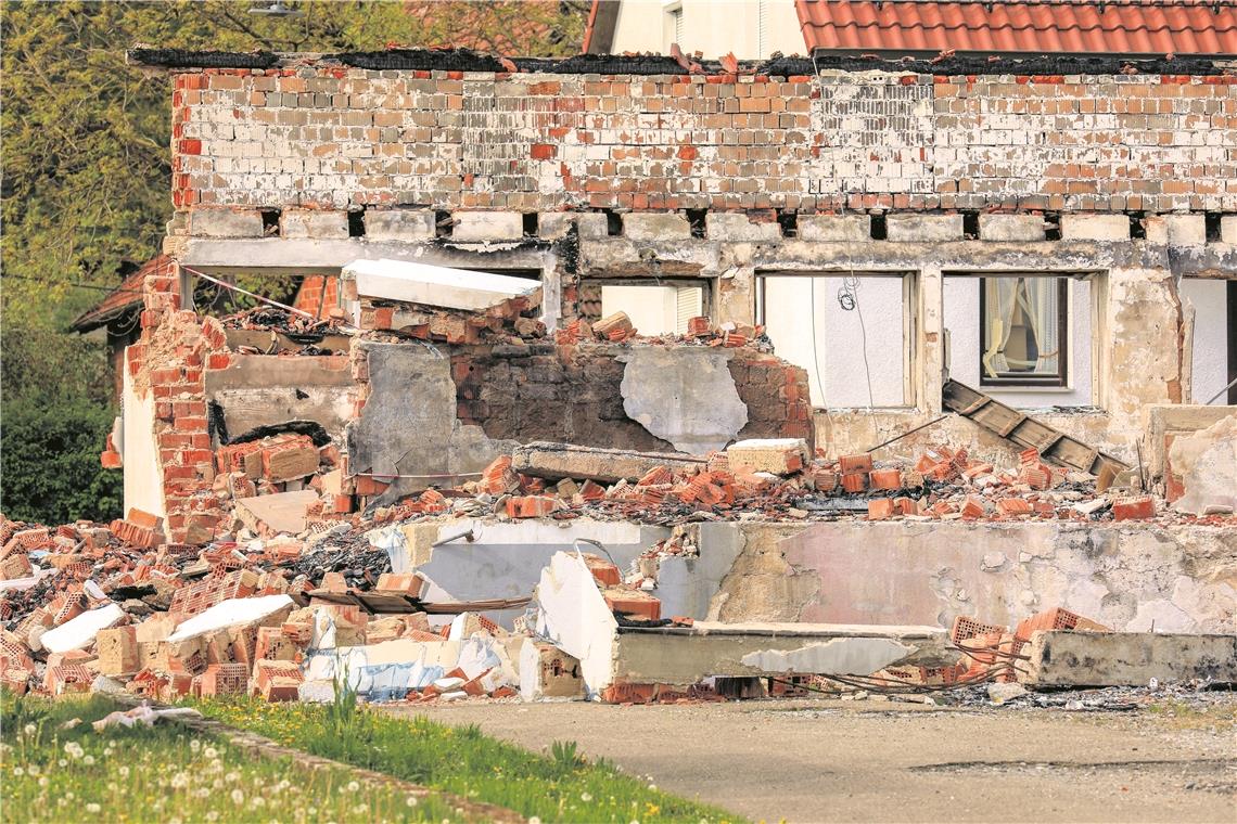 Das Wirtschaftsgebäude liegt in Schutt und Asche: Wegen Versicherungsfragen wurde der Brandort noch nicht aufgeräumt. Foto: A. Becher