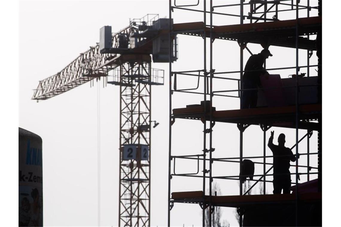 Prognose: Lieferengpässe bremsen Konjunktur noch länger Das Wirtschaftsministerium prognostiziert einen geringfügigen Zuwachs in der Wirtschaftsleistung. Foto: Julian Stratenschulte/dpa