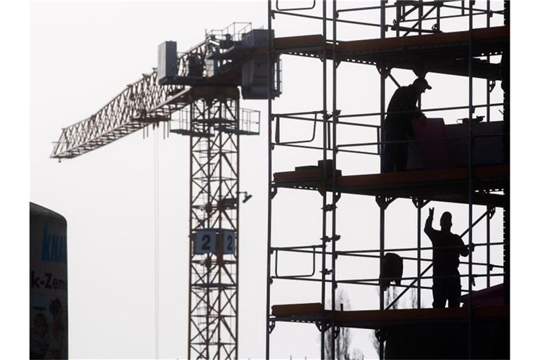 Das Wirtschaftsministerium prognostiziert einen geringfügigen Zuwachs in der Wirtschaftsleistung. Foto: Julian Stratenschulte/dpa