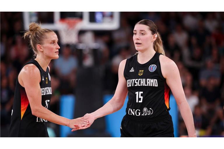 Das WNBA-Duo Leonie Fiebich und Luisa Geiselsöder (r) hat Deutschland bei der EM auf Platz fünf geführt.