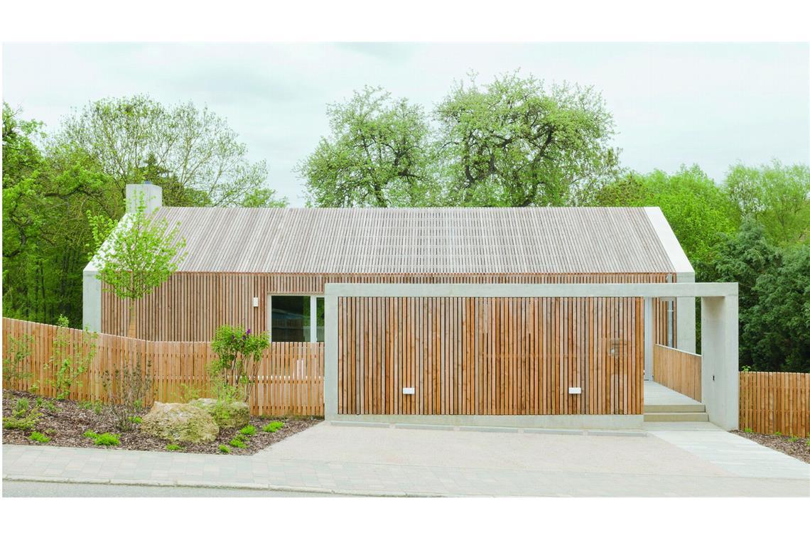 Die besten einfachen Häuser Europas – auch von Stuttgarter Architekten Das Wohnhaus in einem Kleid aus Lärchenholz im Landkreis Schwäbisch-Hall wurde von einer Jury als eines der 30 besten Häuser 2025 in Europa gewählt.