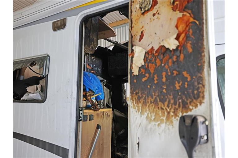 Das Wohnmobil der NSU-Terrorzelle steht mit Brandspuren in der Asservatenkammer des Bundeskriminalamtes. Foto: Oliver Berg/dpa