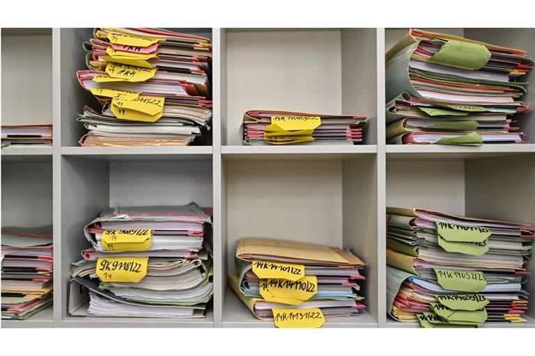 Das Wort Bürokratie kommt aus dem Französischen von „bureaucratie“, was Herrschaft der Verwaltung bedeutet. In einer Bürokratie ist alles bis ins Kleinste geregelt und streng geordnet, jeder hat seine klar umschriebene Aufgabe.